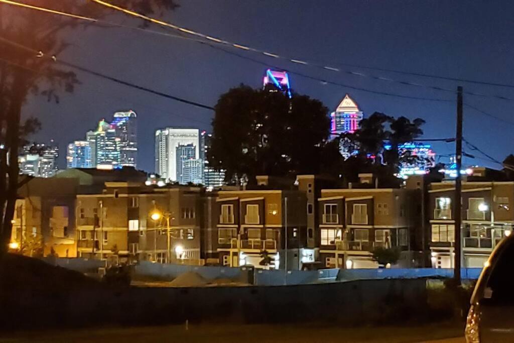4, Sleep 5, Walk To Attractions In Uptown Apartment